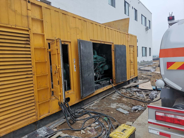 兴隆如何在发电机出租合同中约定设备的维修和保养责任？